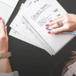 Девушка за ноутбуком, зарабатывает копирайтером.