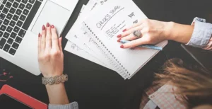 Девушка за ноутбуком, зарабатывает копирайтером.