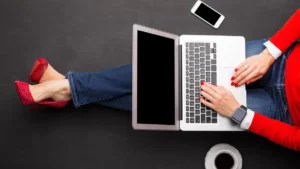 Девушка работает в интернете за ноутбуком